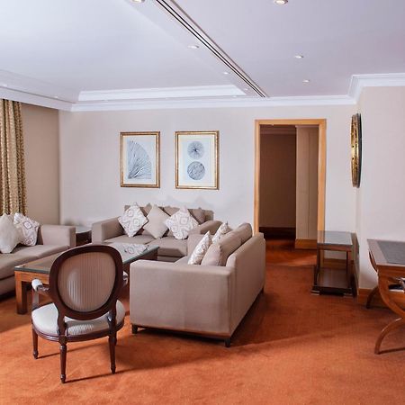 Radisson Blu Martinez Beirut Hotel Bagian luar foto A suite at the InterContinental Hotel, London, Park Lane