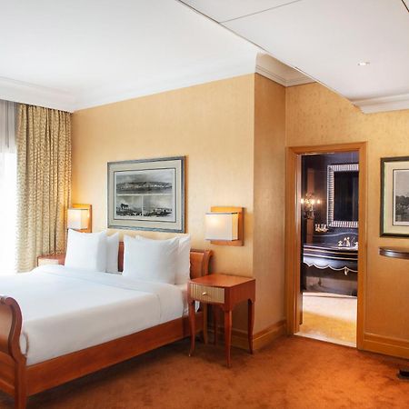 Radisson Blu Martinez Beirut Hotel Bagian luar foto A bedroom at the hotel