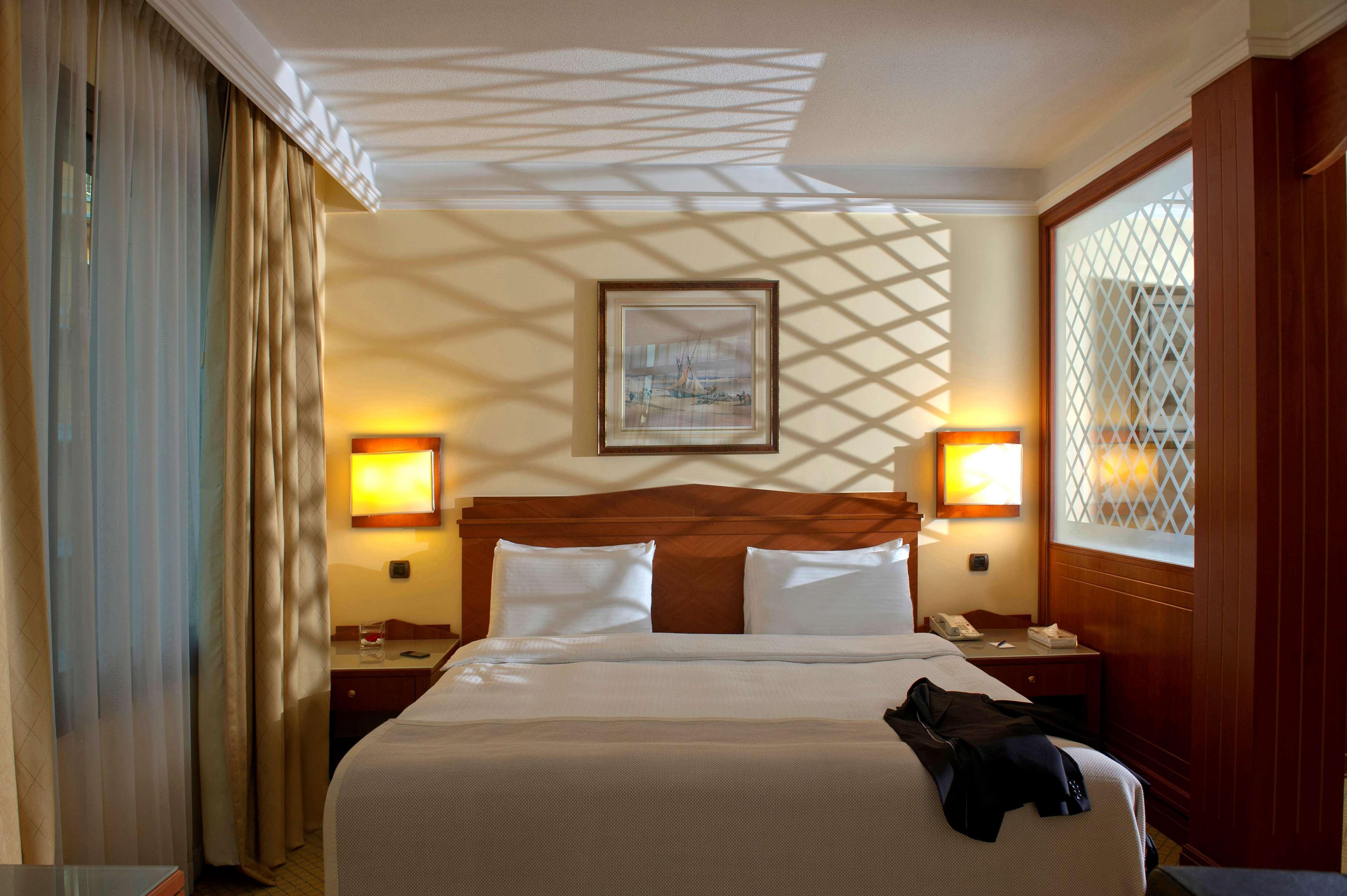 Radisson Blu Martinez Beirut Hotel Bagian luar foto A room at the hotel