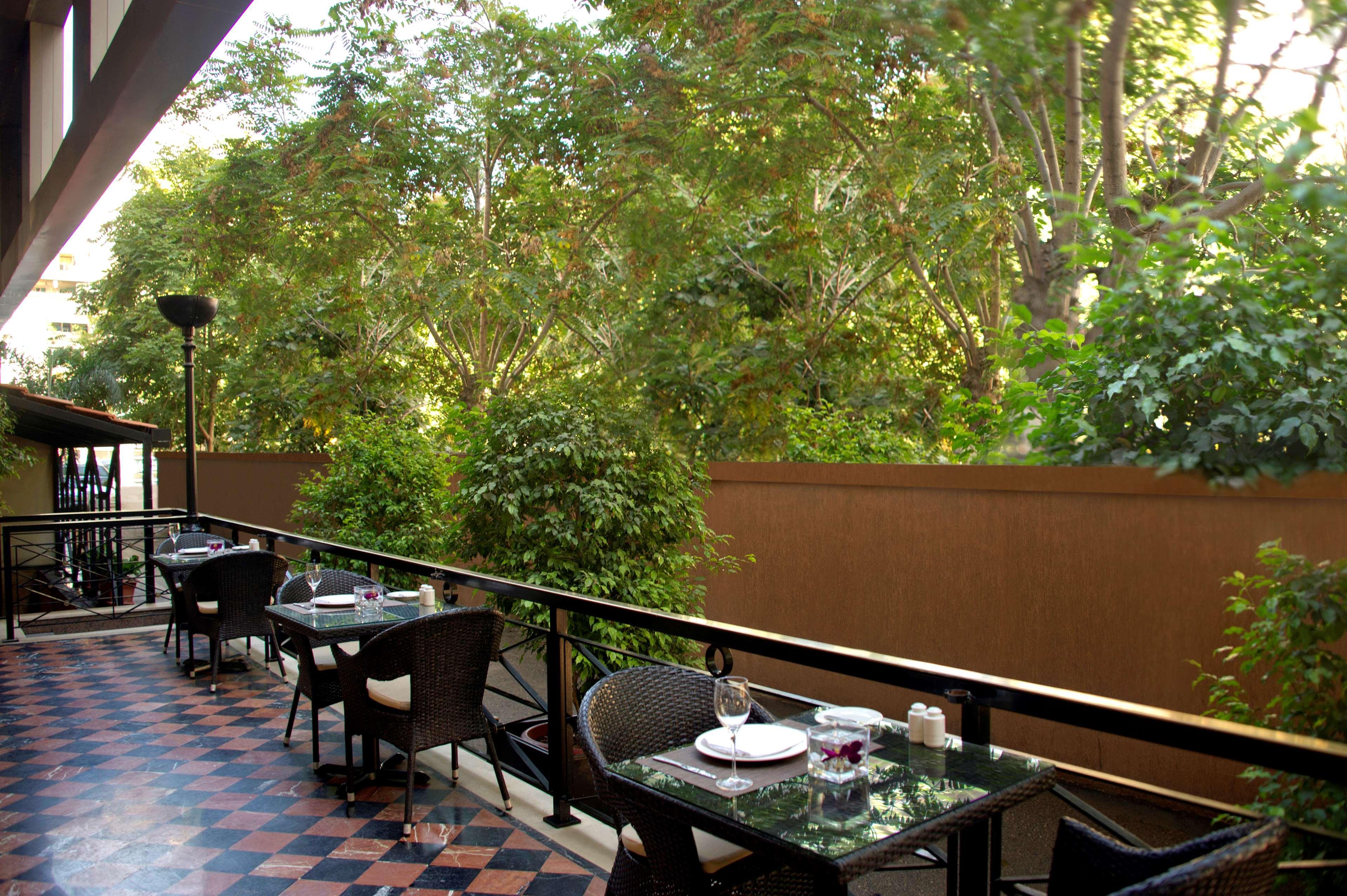 Radisson Blu Martinez Beirut Hotel Bagian luar foto The restaurant
