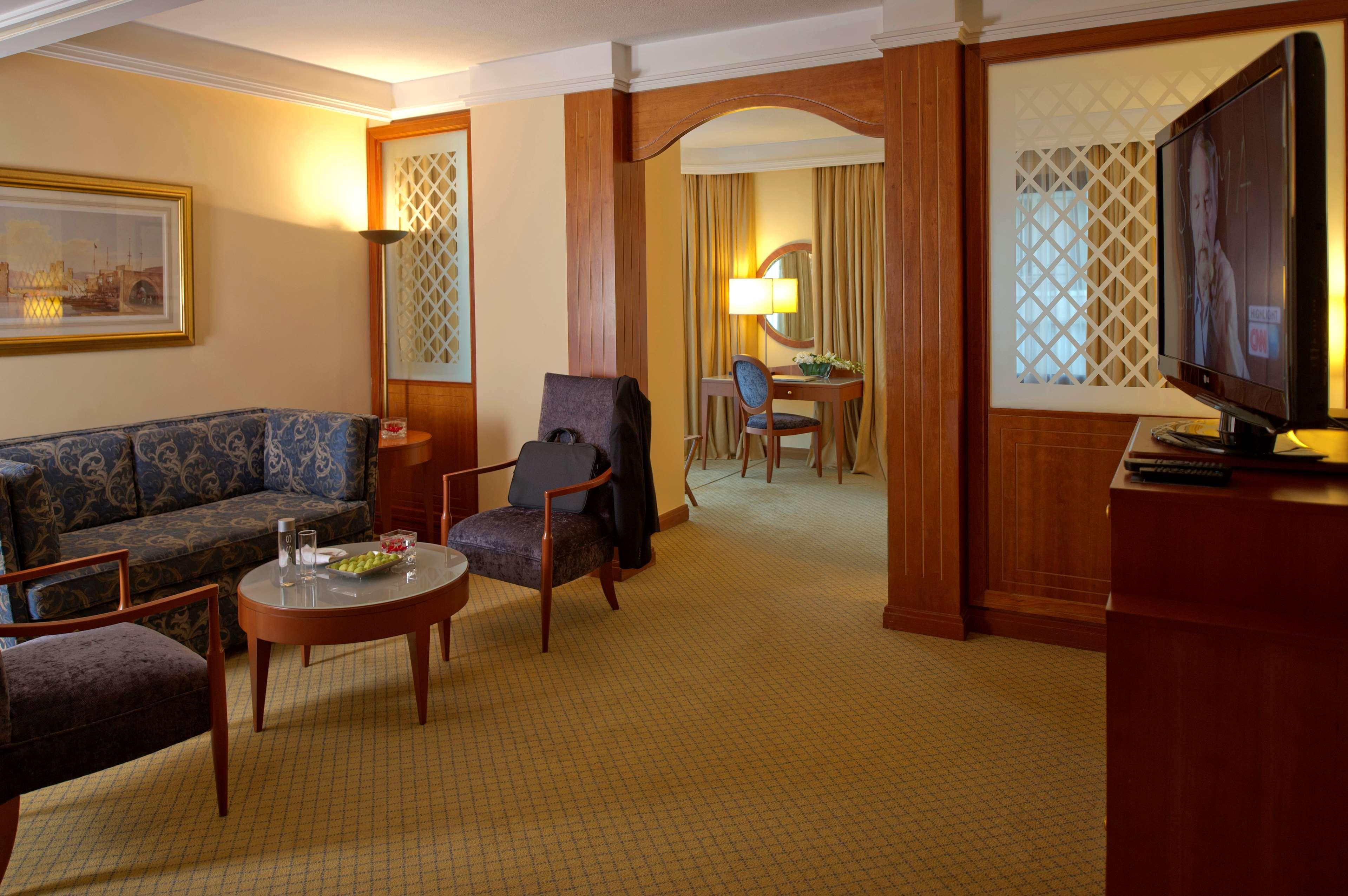 Radisson Blu Martinez Beirut Hotel Bagian luar foto Suite at the Grand Hotel