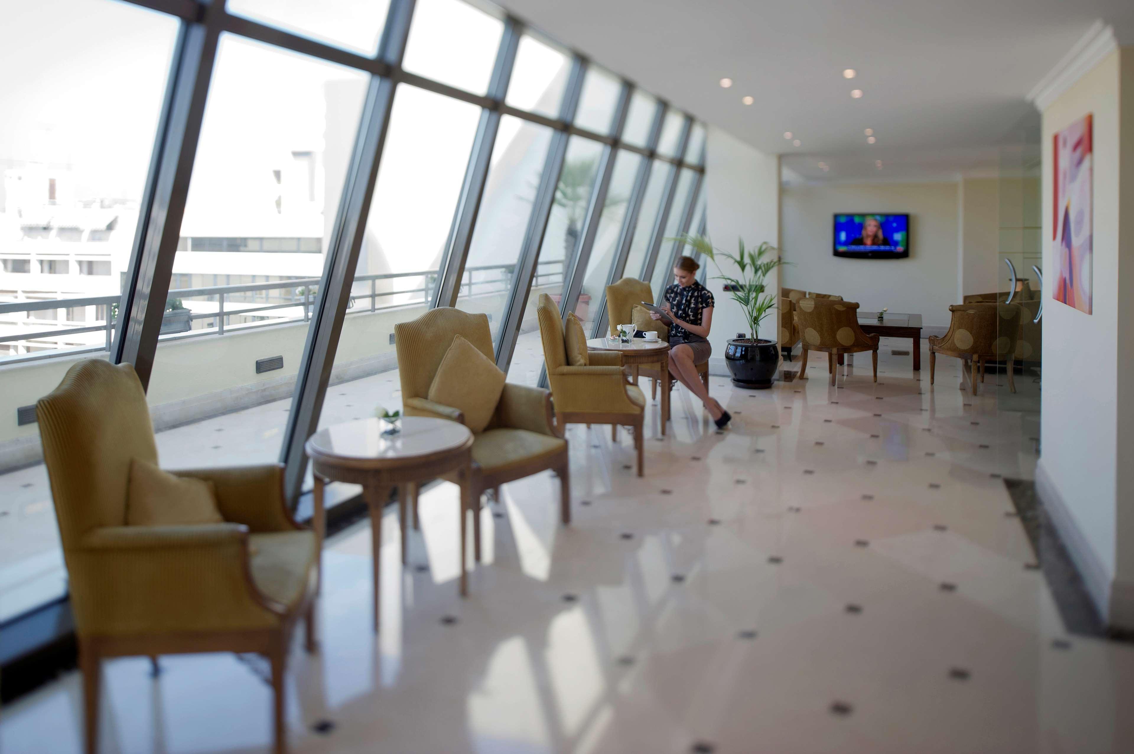 Radisson Blu Martinez Beirut Hotel Bagian luar foto The lounge at Kilimanjaro International Airport
