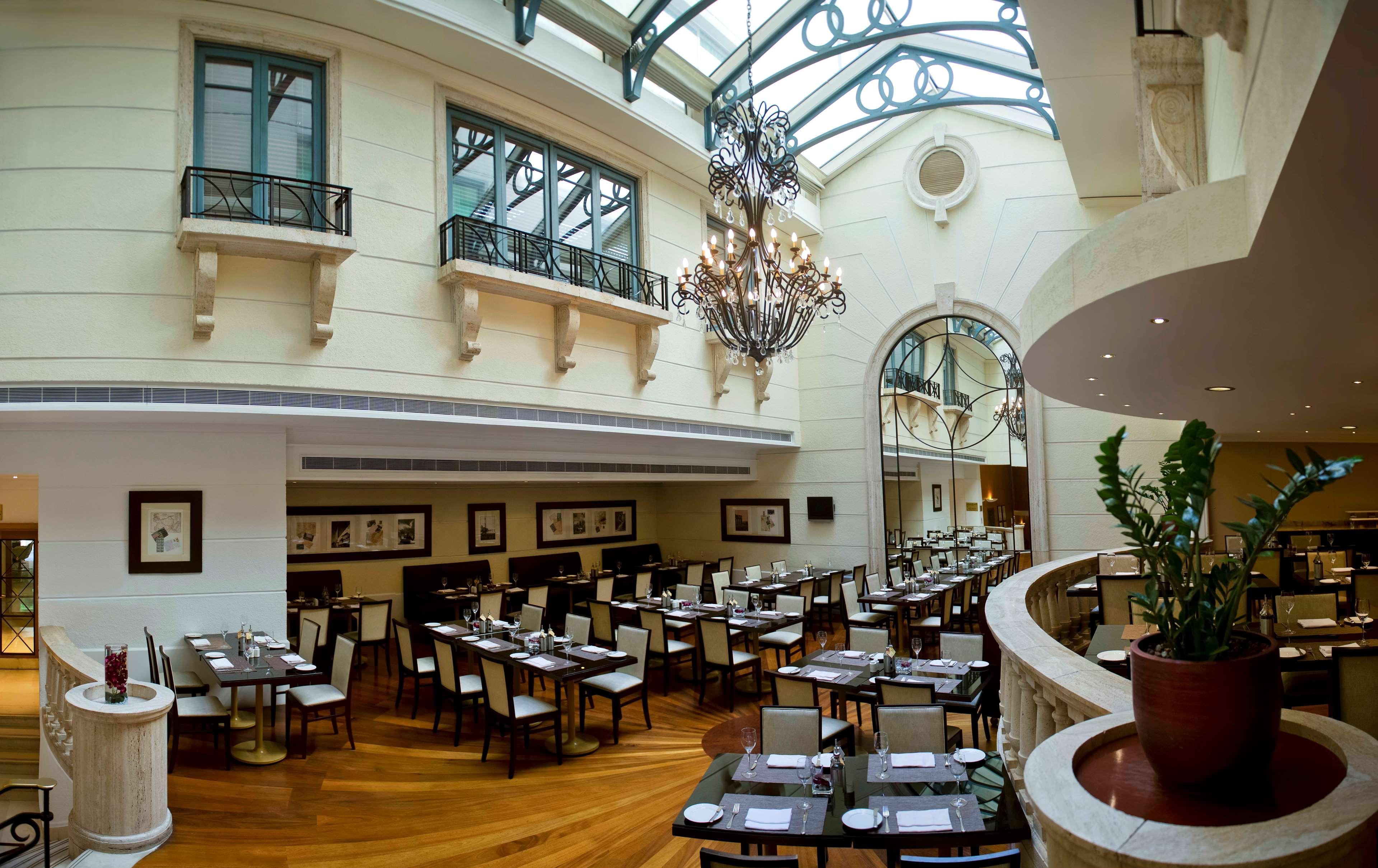 Radisson Blu Martinez Beirut Hotel Bagian luar foto The restaurant