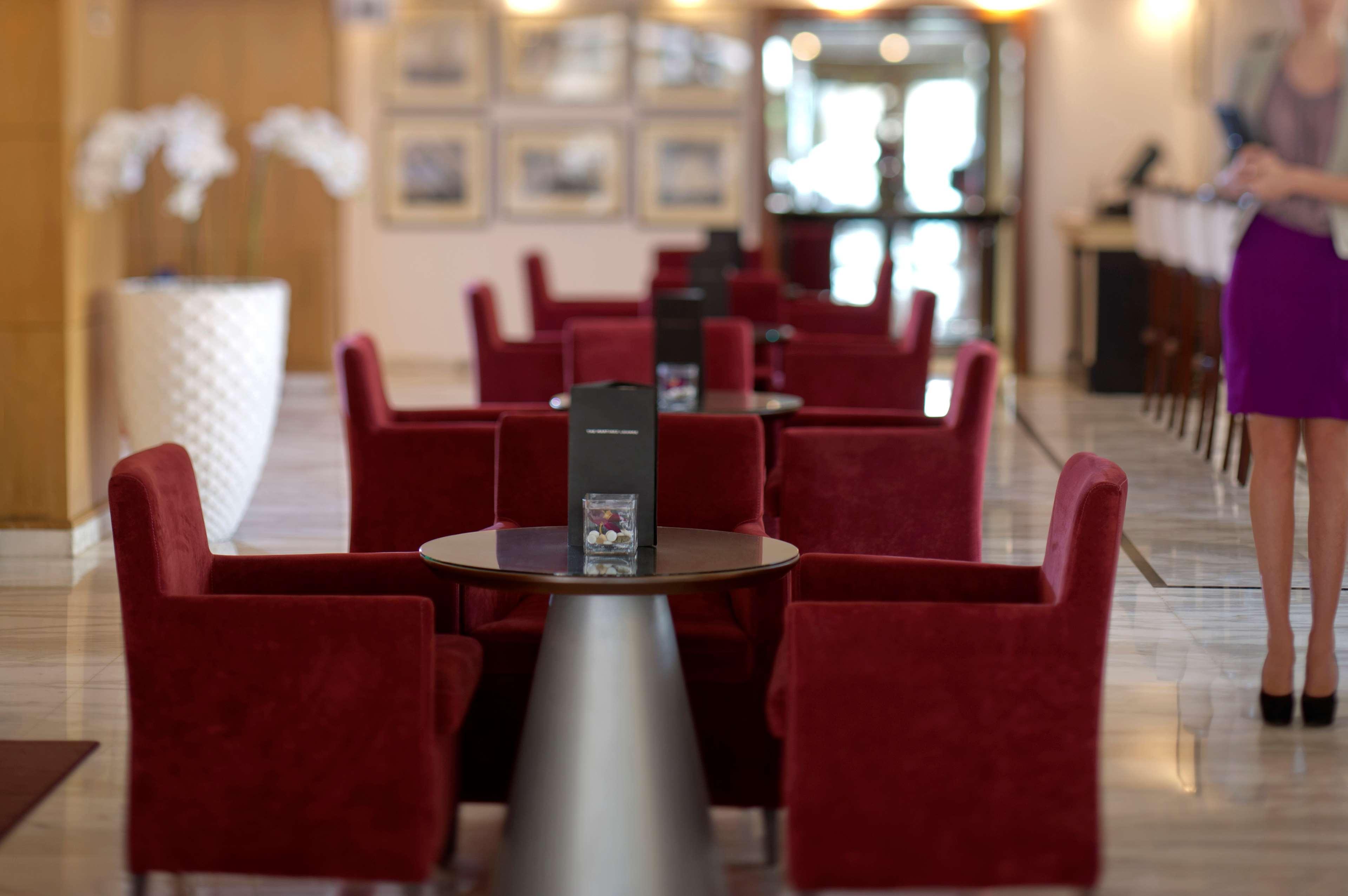 Radisson Blu Martinez Beirut Hotel Bagian luar foto The lobby