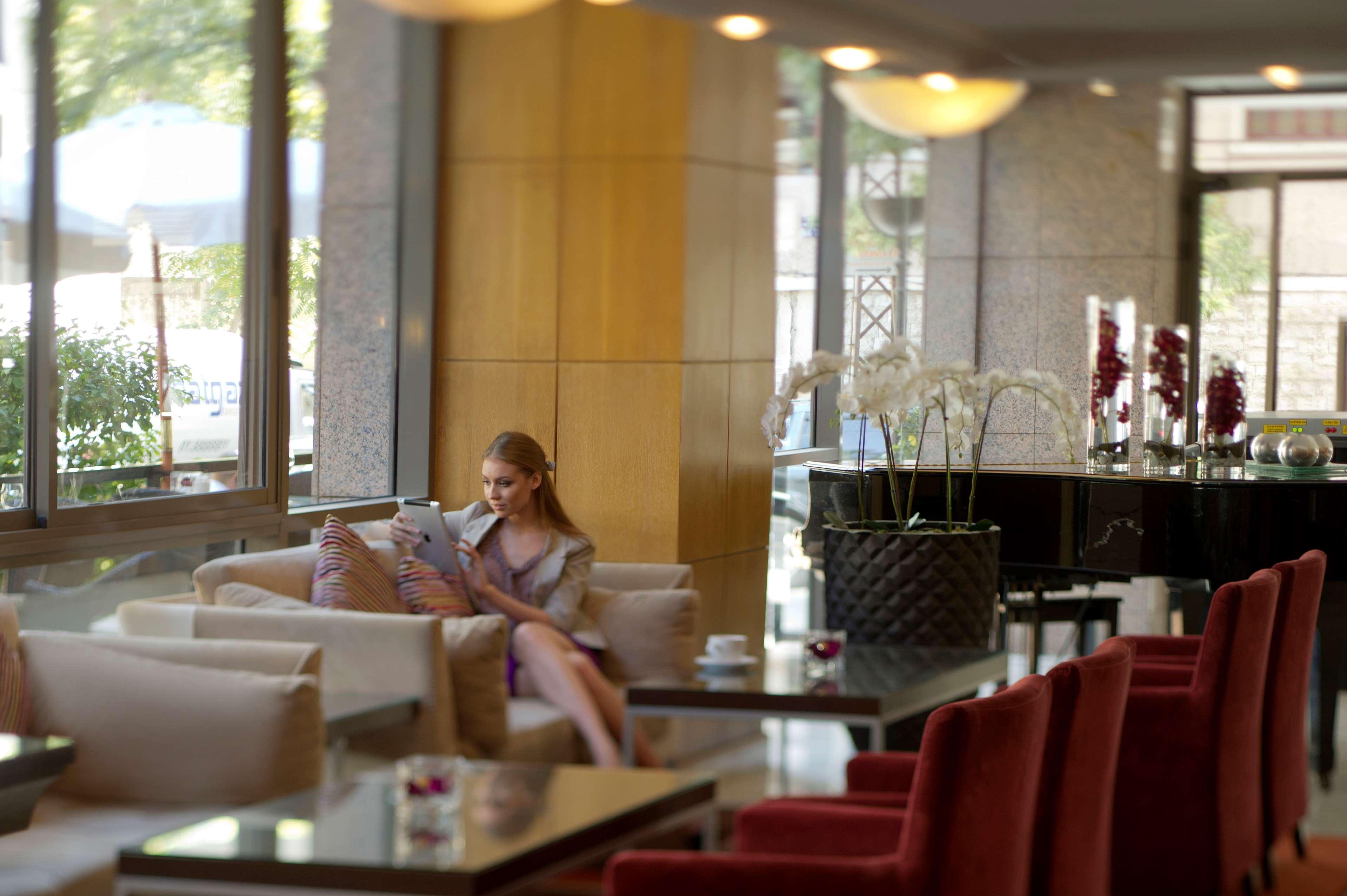 Radisson Blu Martinez Beirut Hotel Bagian luar foto Lobby