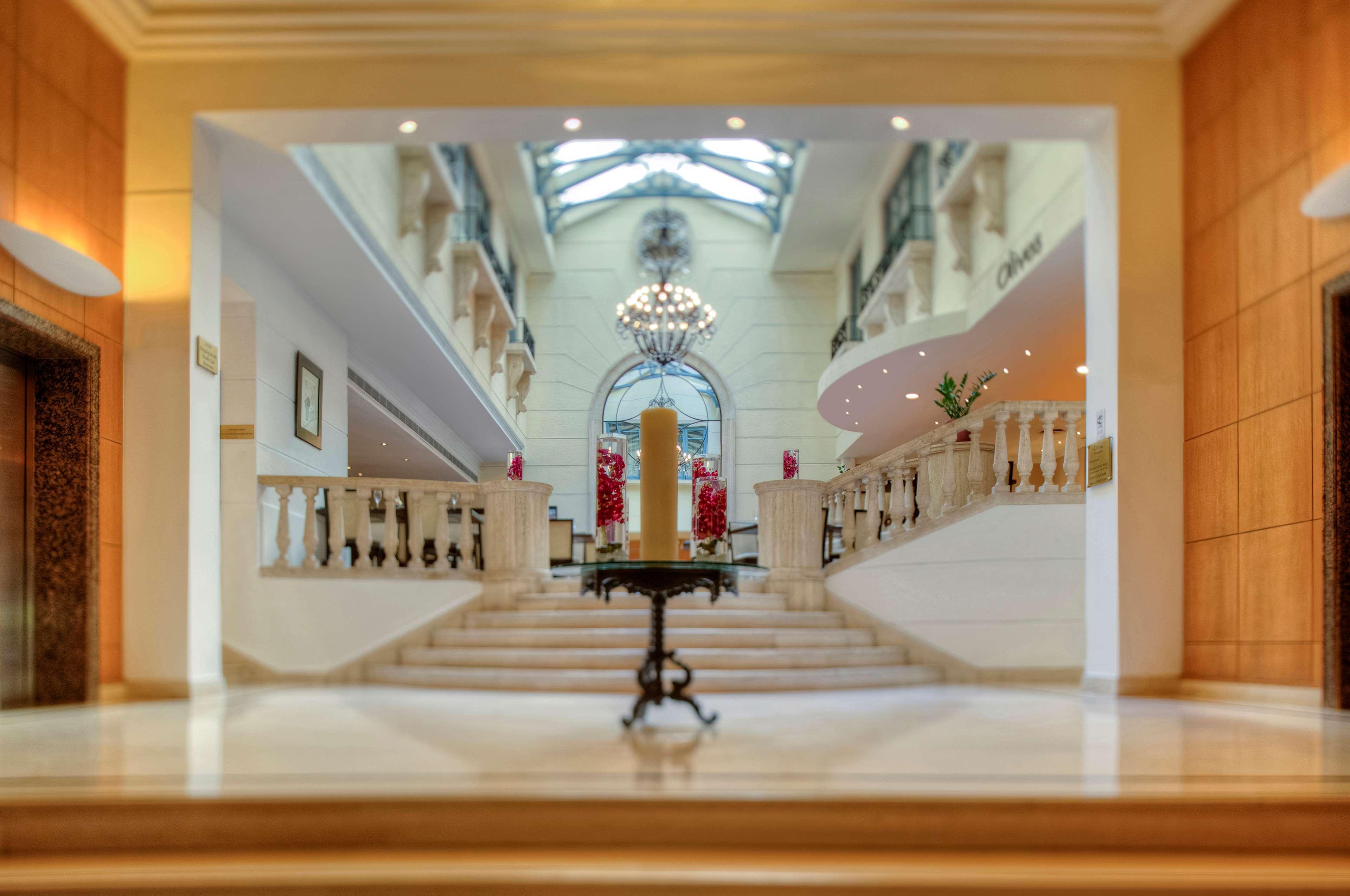 Radisson Blu Martinez Beirut Hotel Bagian luar foto The lobby of the hotel