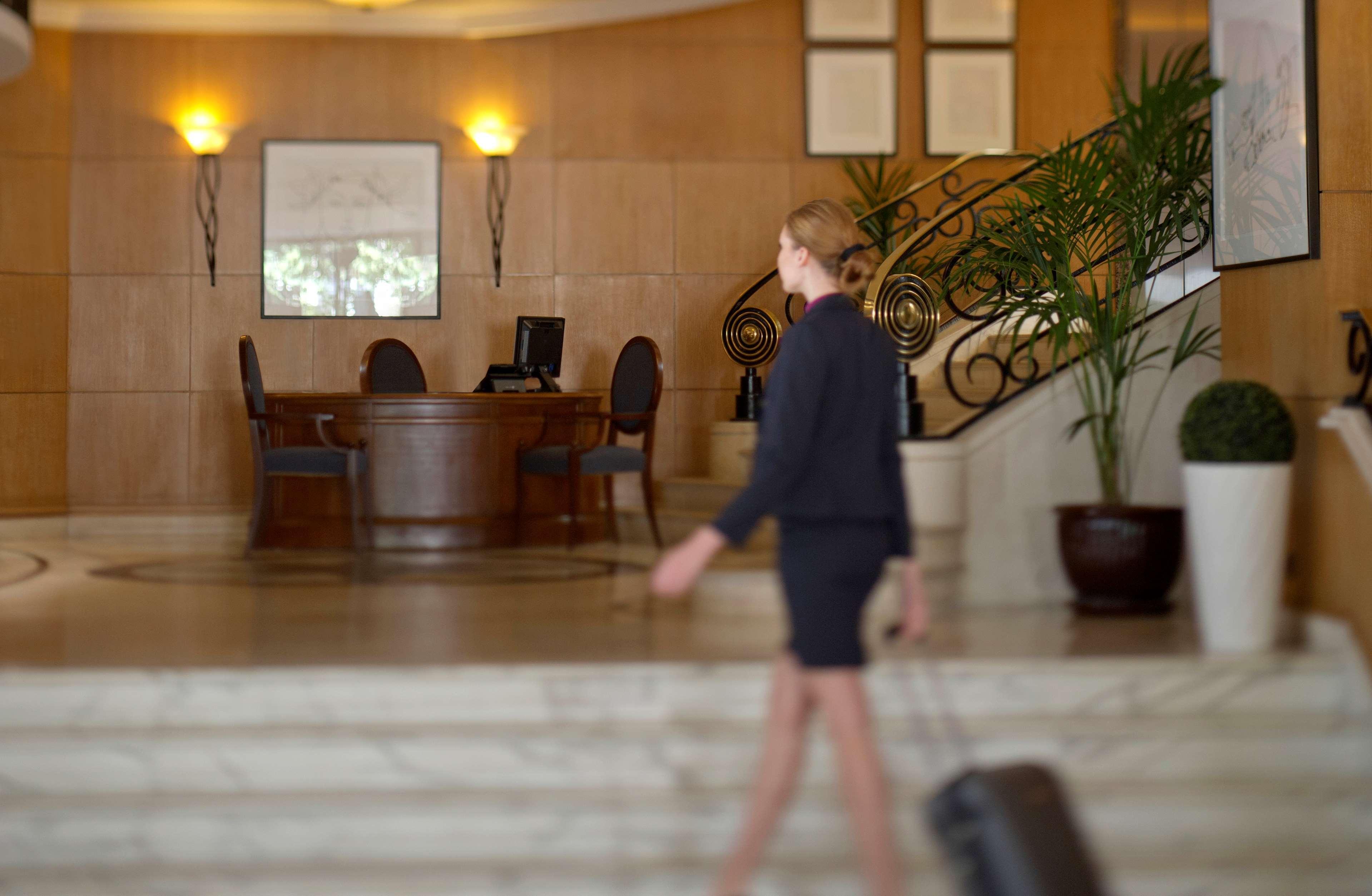 Radisson Blu Martinez Beirut Hotel Bagian luar foto Concierge at a hotel