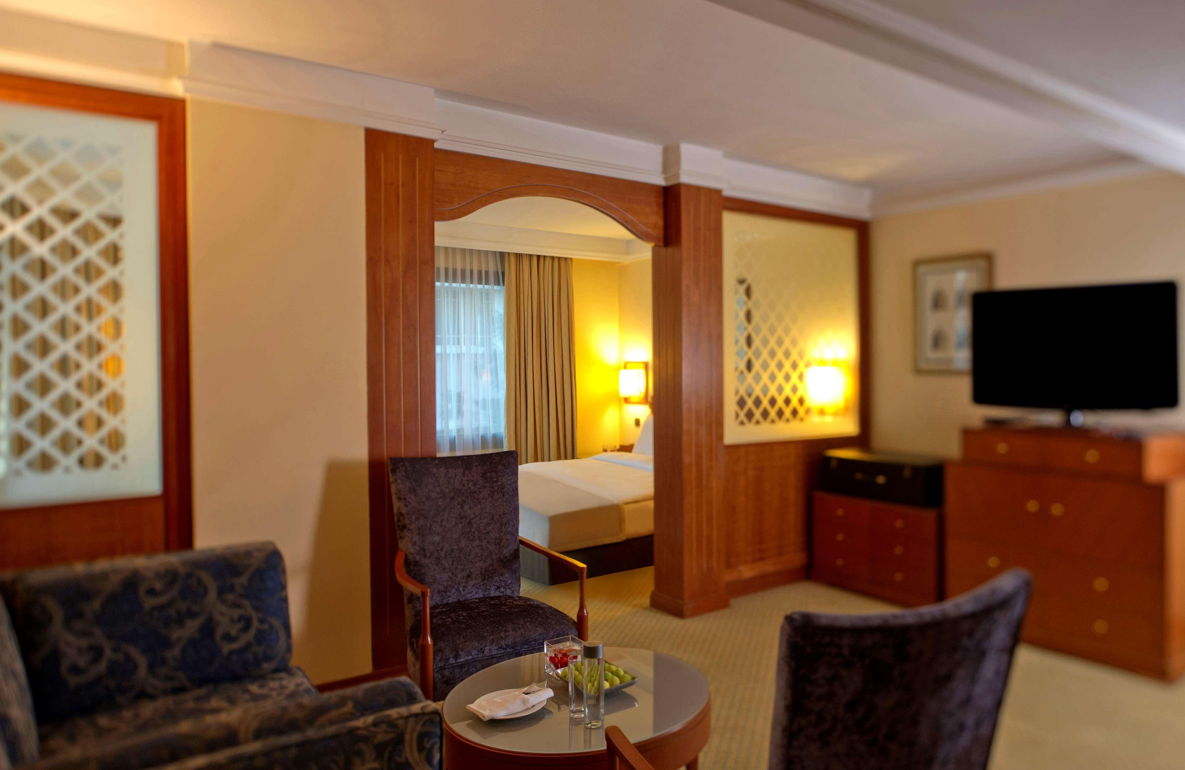 Radisson Blu Martinez Beirut Hotel Bagian luar foto Suite