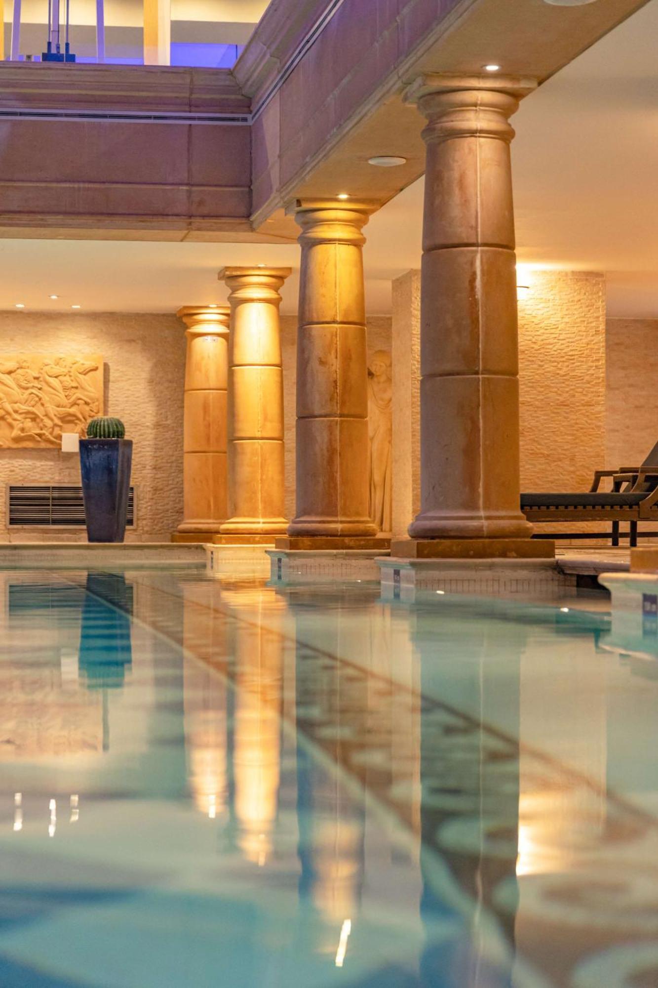 Radisson Blu Martinez Beirut Hotel Bagian luar foto The swimming pool at the hotel