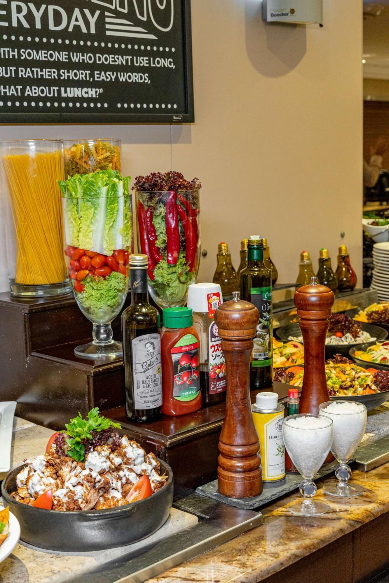 Radisson Blu Martinez Beirut Hotel Bagian luar foto A salad bar