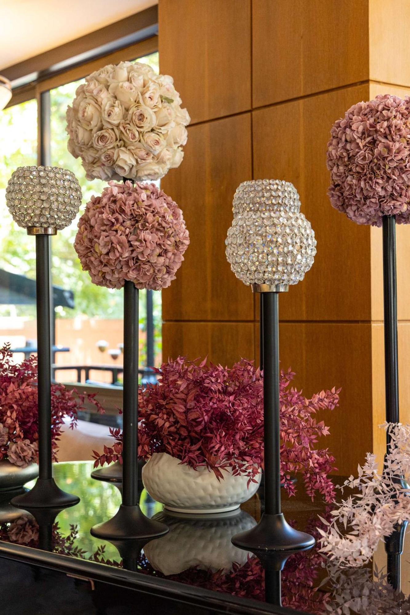 Radisson Blu Martinez Beirut Hotel Bagian luar foto Flower balls
