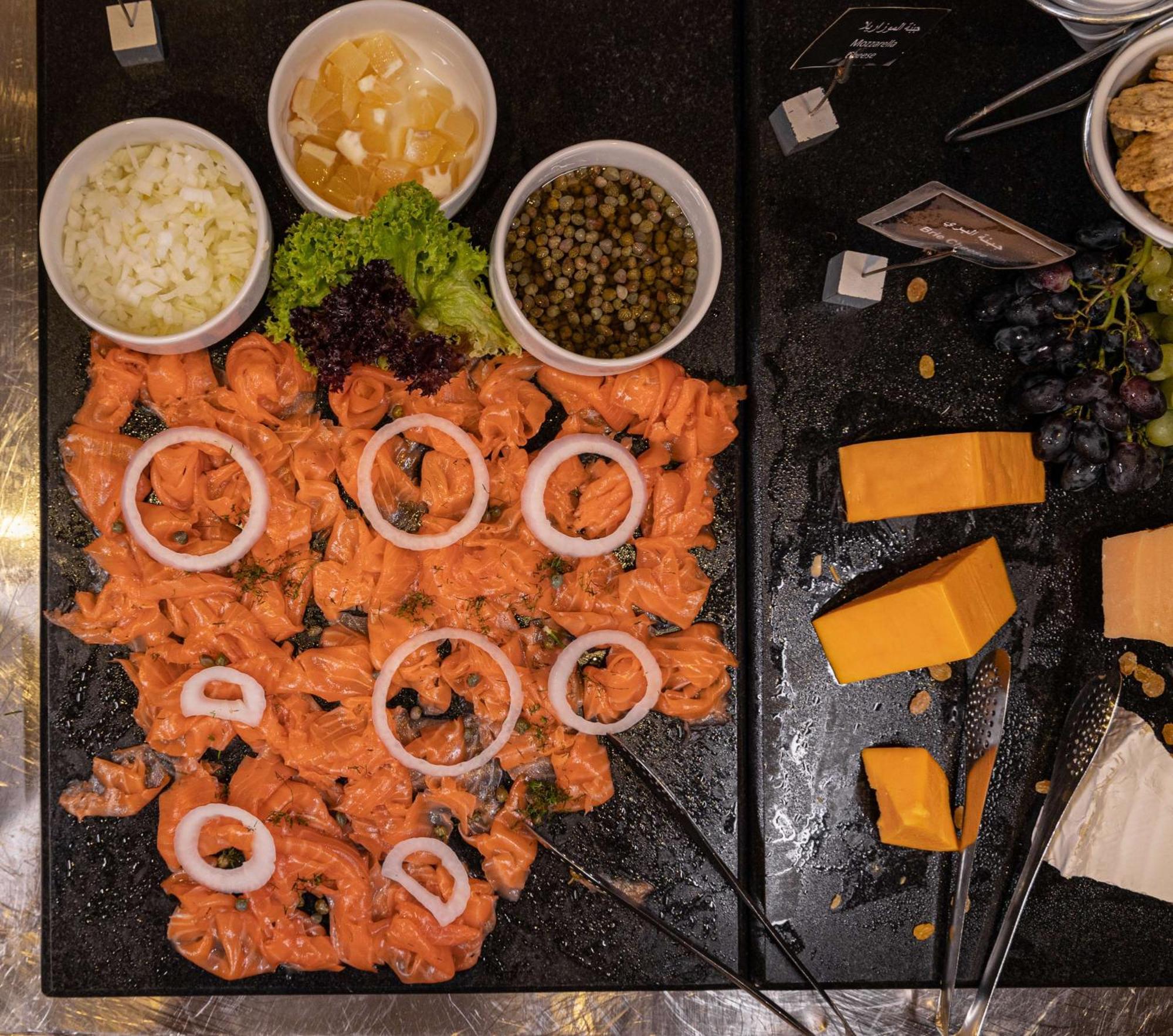 Radisson Blu Martinez Beirut Hotel Bagian luar foto Salmon sashimi