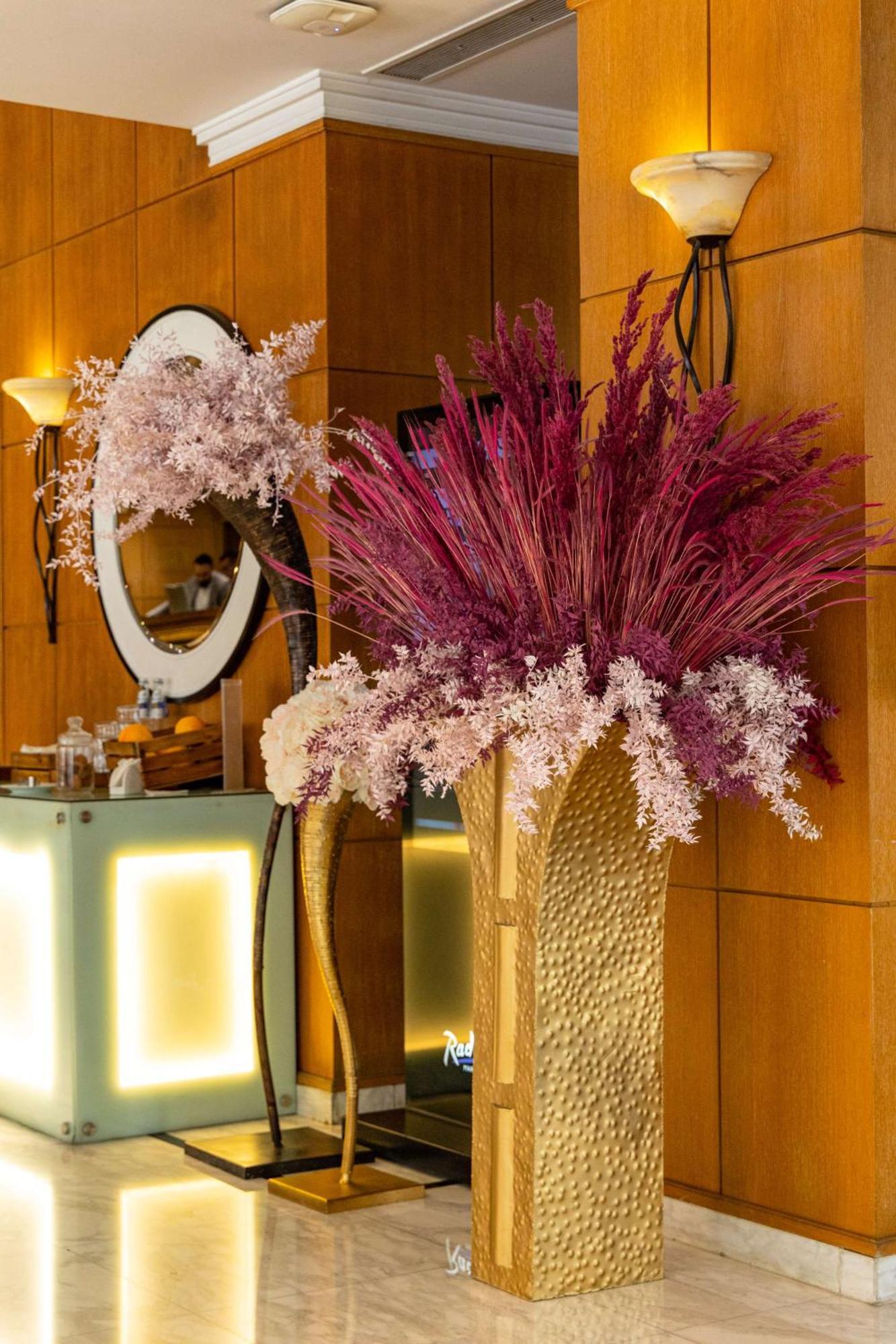 Radisson Blu Martinez Beirut Hotel Bagian luar foto Dried flowers in a vase