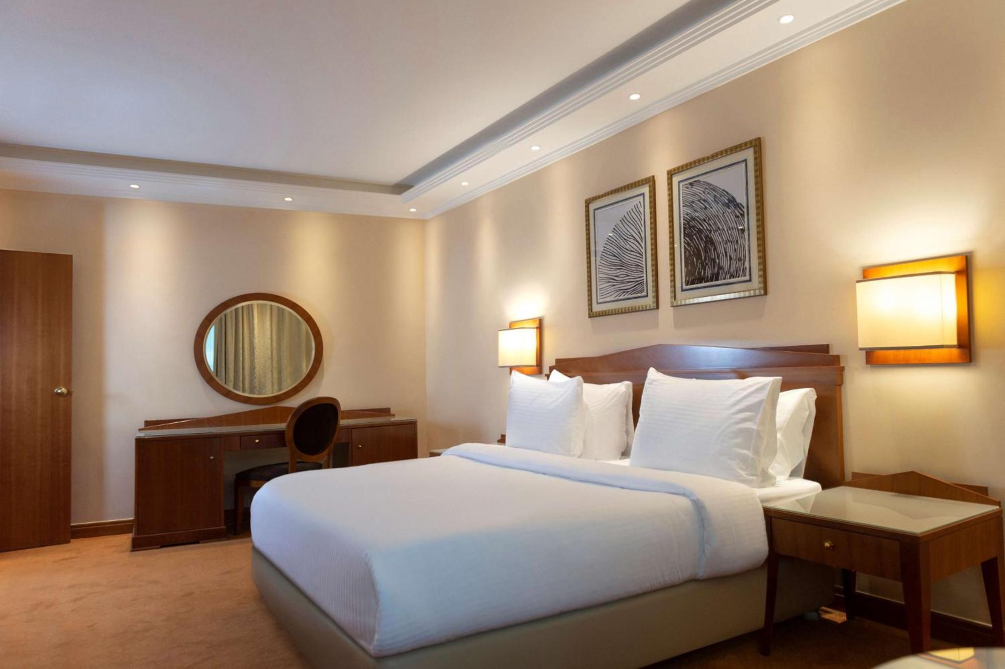 Radisson Blu Martinez Beirut Hotel Bagian luar foto A bedroom at the Taj Bengal