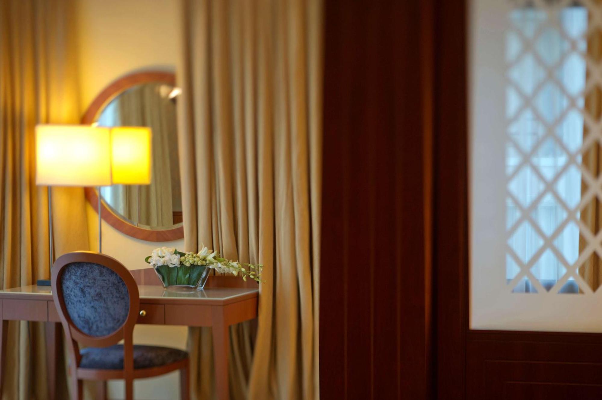 Radisson Blu Martinez Beirut Hotel Bagian luar foto A room at the hotel