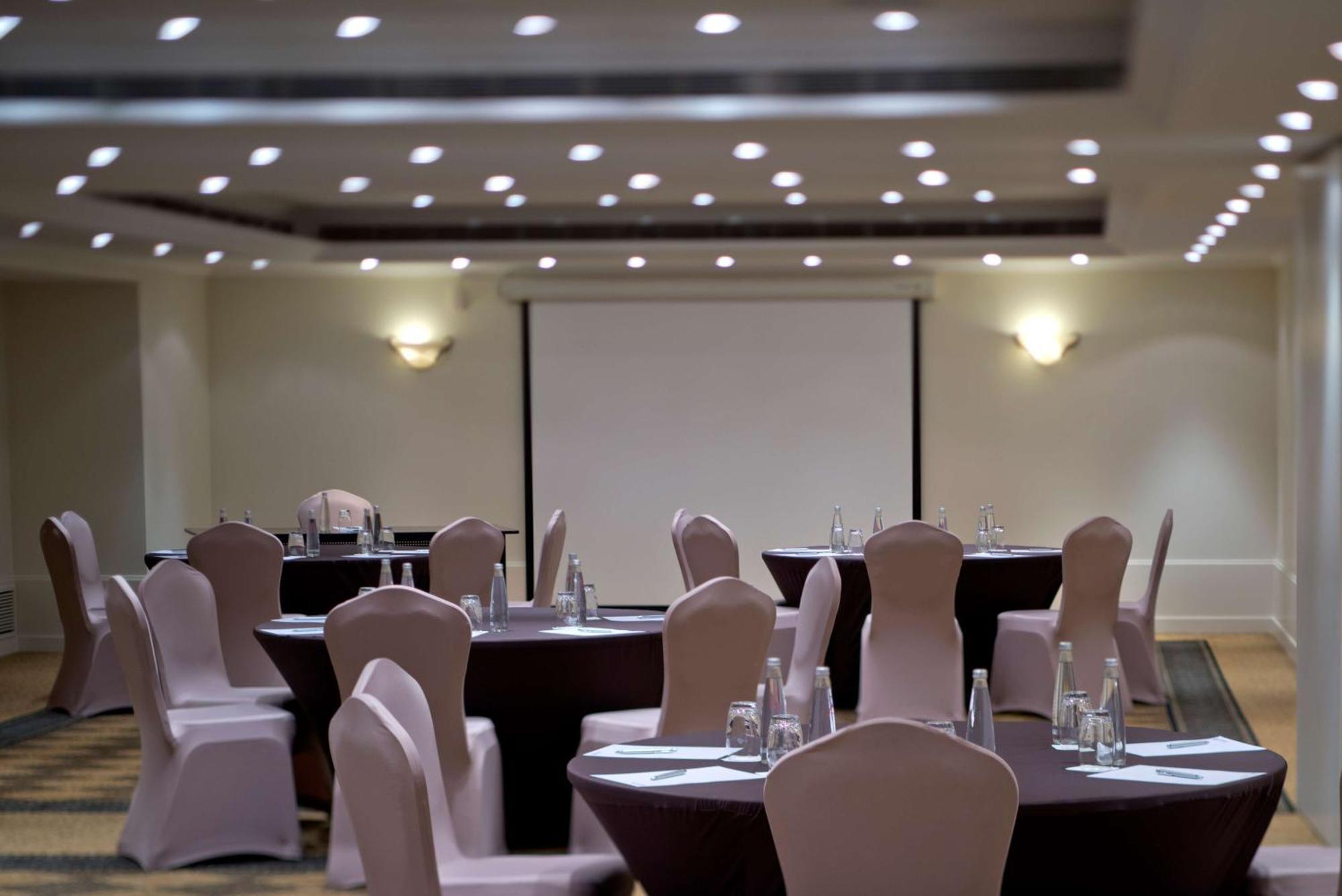 Radisson Blu Martinez Beirut Hotel Bagian luar foto Meeting room