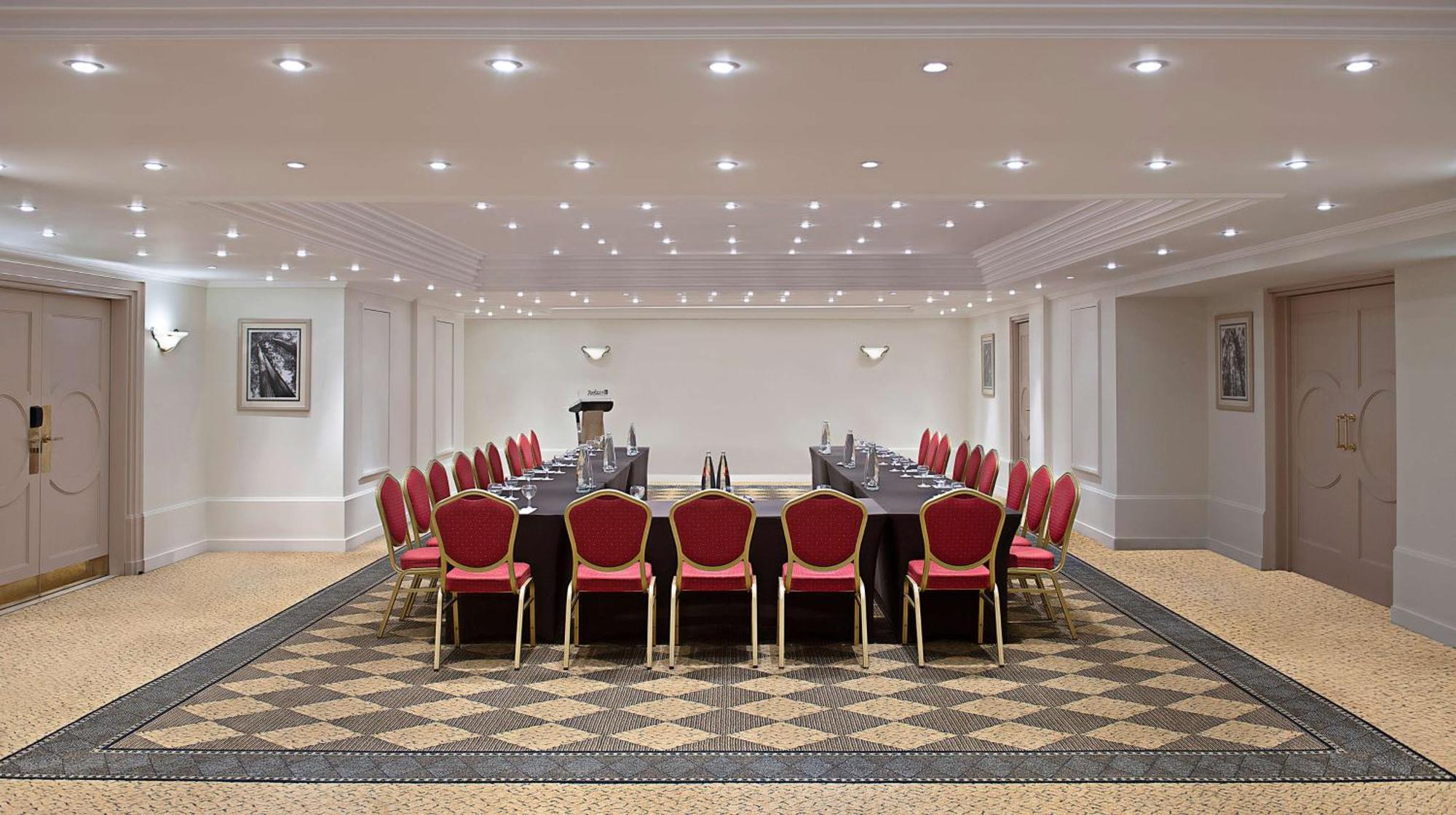 Radisson Blu Martinez Beirut Hotel Bagian luar foto The boardroom at the London Marriott Grand Ballroom
