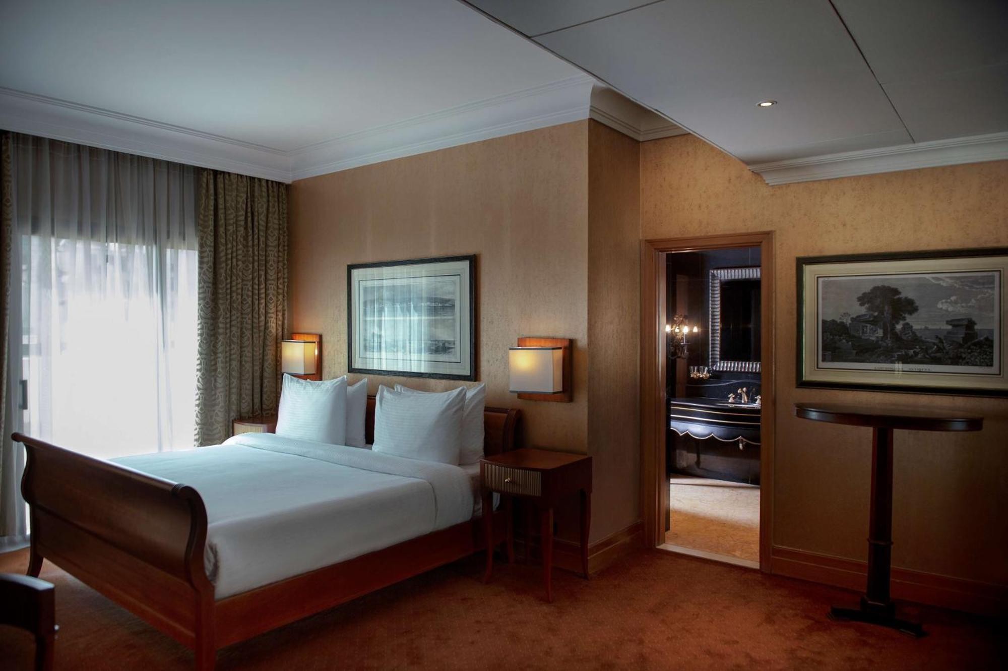 Radisson Blu Martinez Beirut Hotel Bagian luar foto