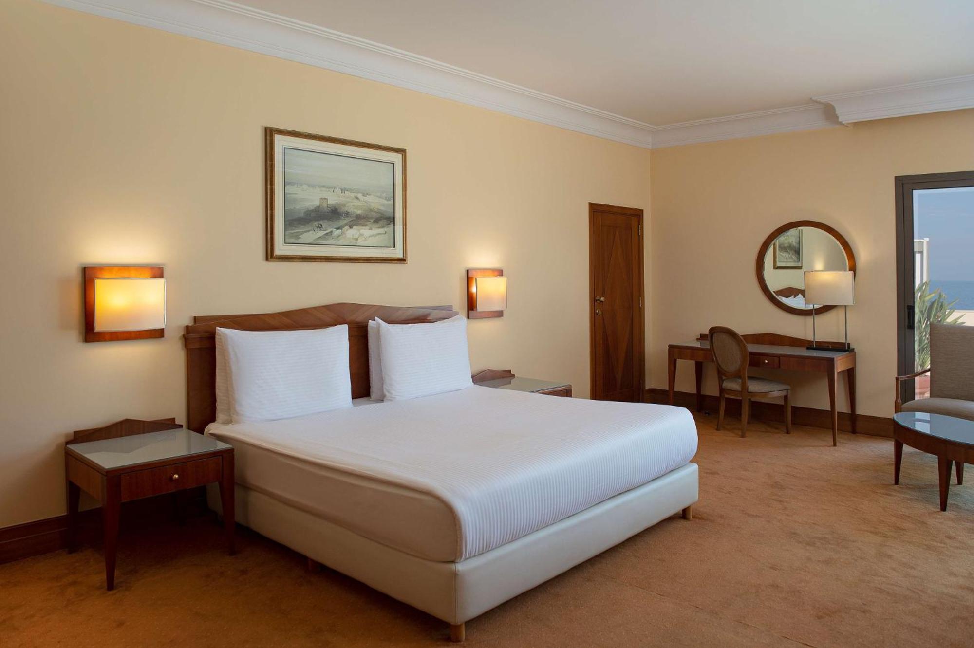 Radisson Blu Martinez Beirut Hotel Bagian luar foto A room at the hotel