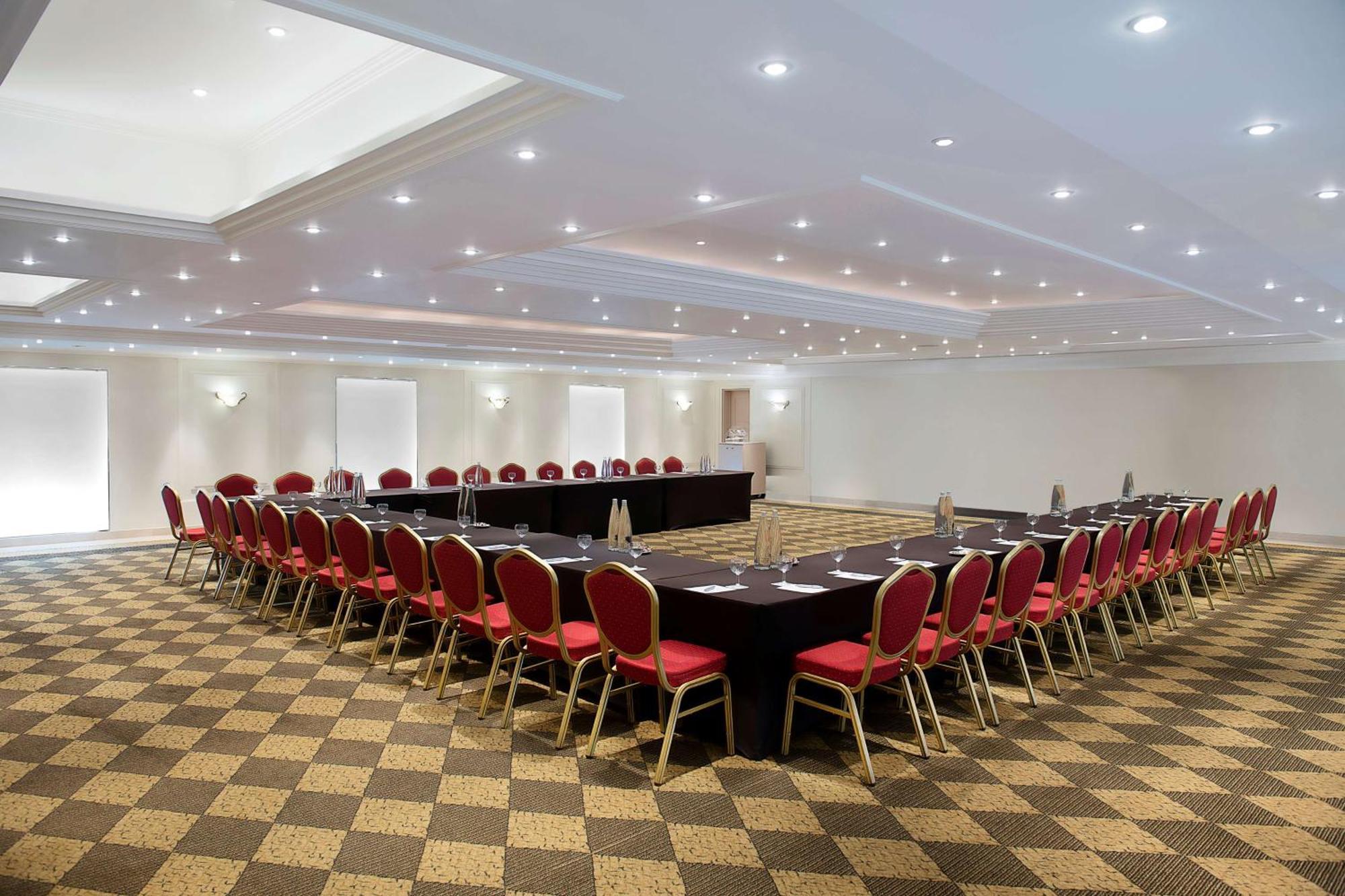 Radisson Blu Martinez Beirut Hotel Bagian luar foto Meeting room