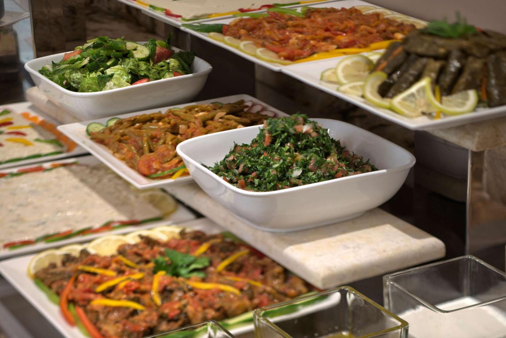 Radisson Blu Martinez Beirut Hotel Bagian luar foto Meze