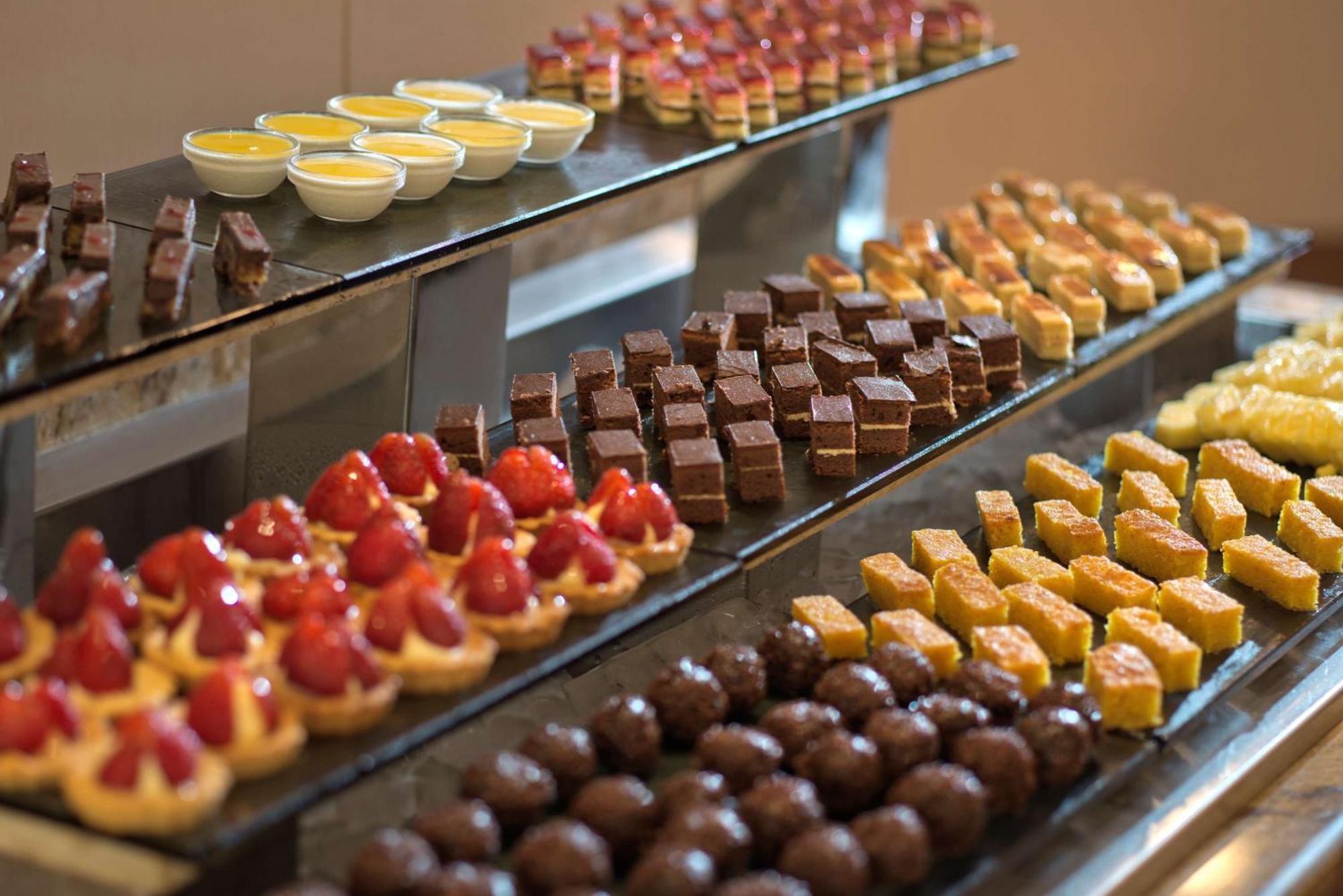 Radisson Blu Martinez Beirut Hotel Bagian luar foto A selection of petits fours