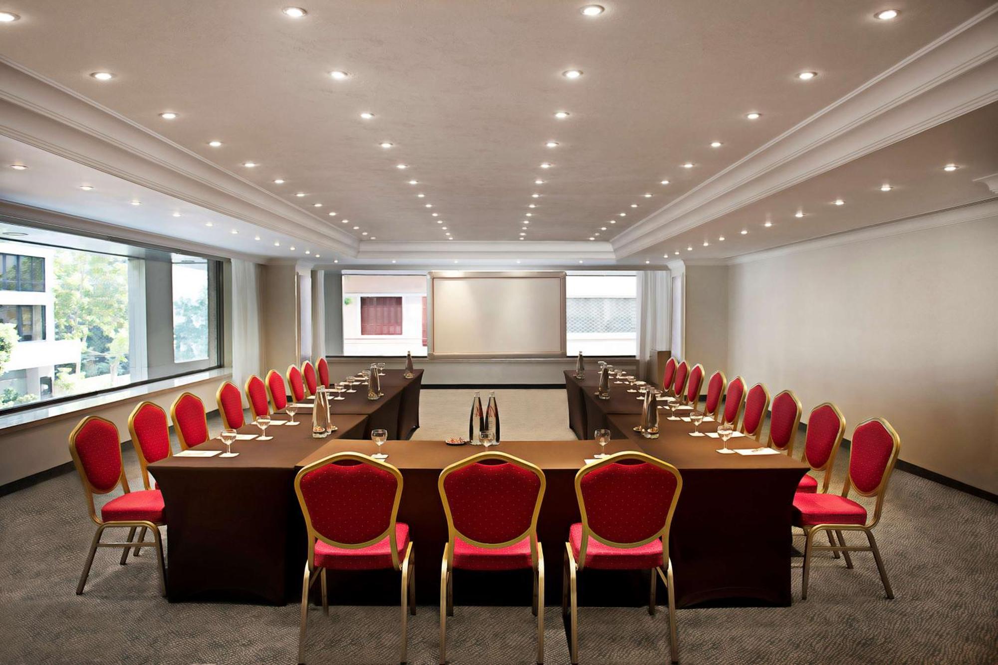 Radisson Blu Martinez Beirut Hotel Bagian luar foto Meeting room