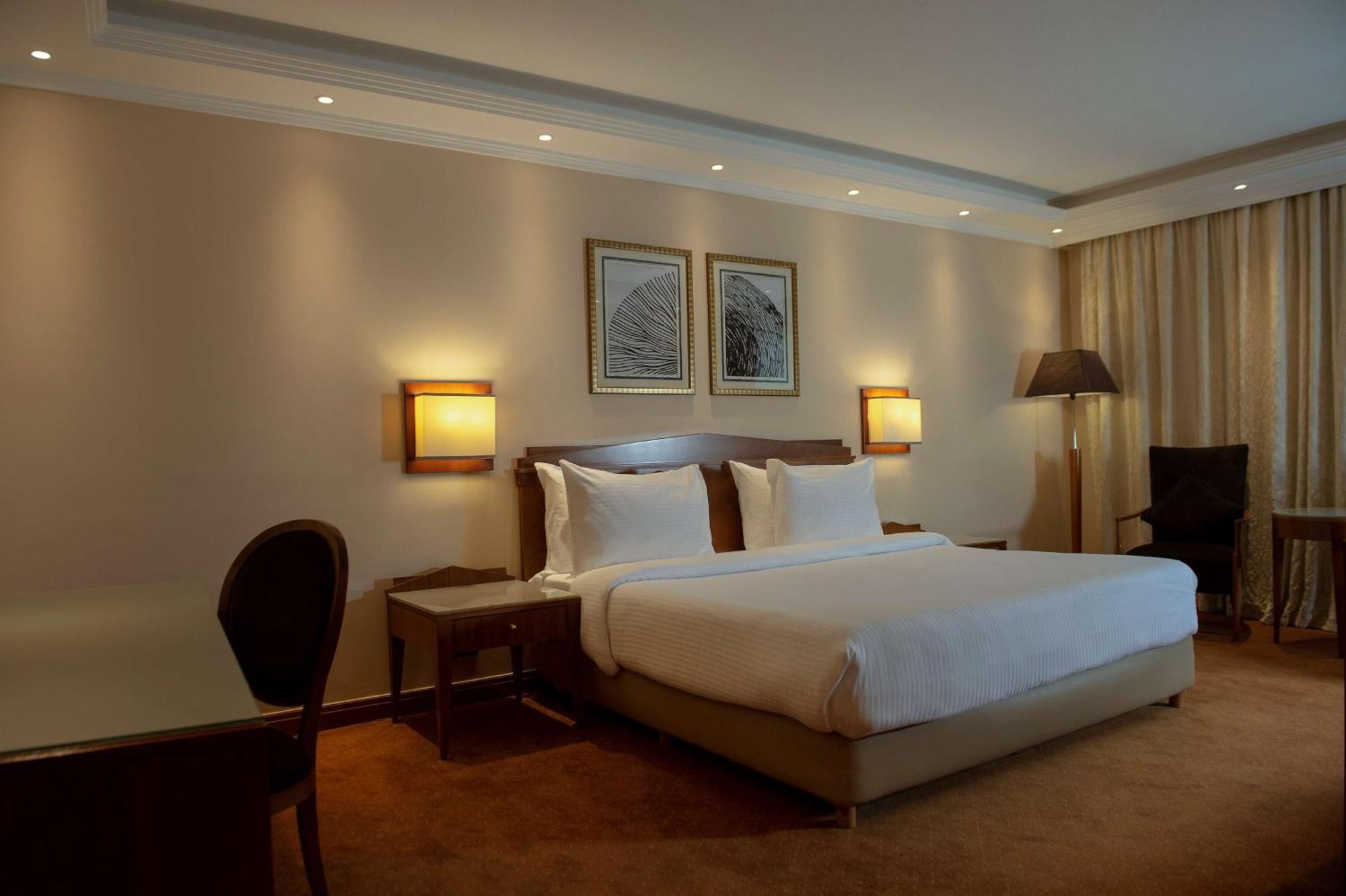 Radisson Blu Martinez Beirut Hotel Bagian luar foto A room at the hotel