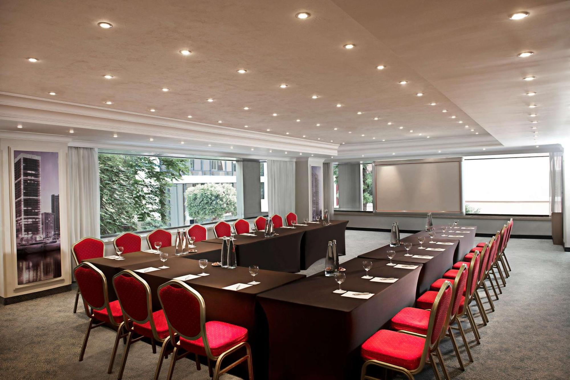 Radisson Blu Martinez Beirut Hotel Bagian luar foto Meeting room