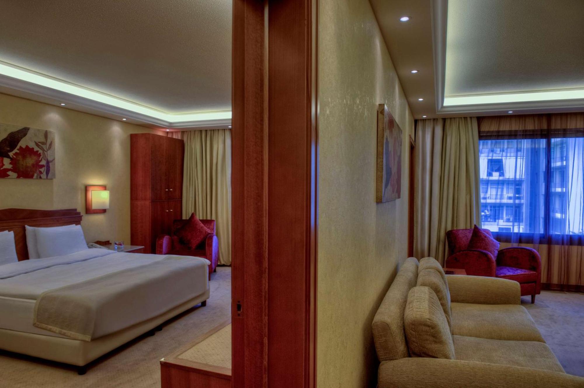 Radisson Blu Martinez Beirut Hotel Bagian luar foto Suite