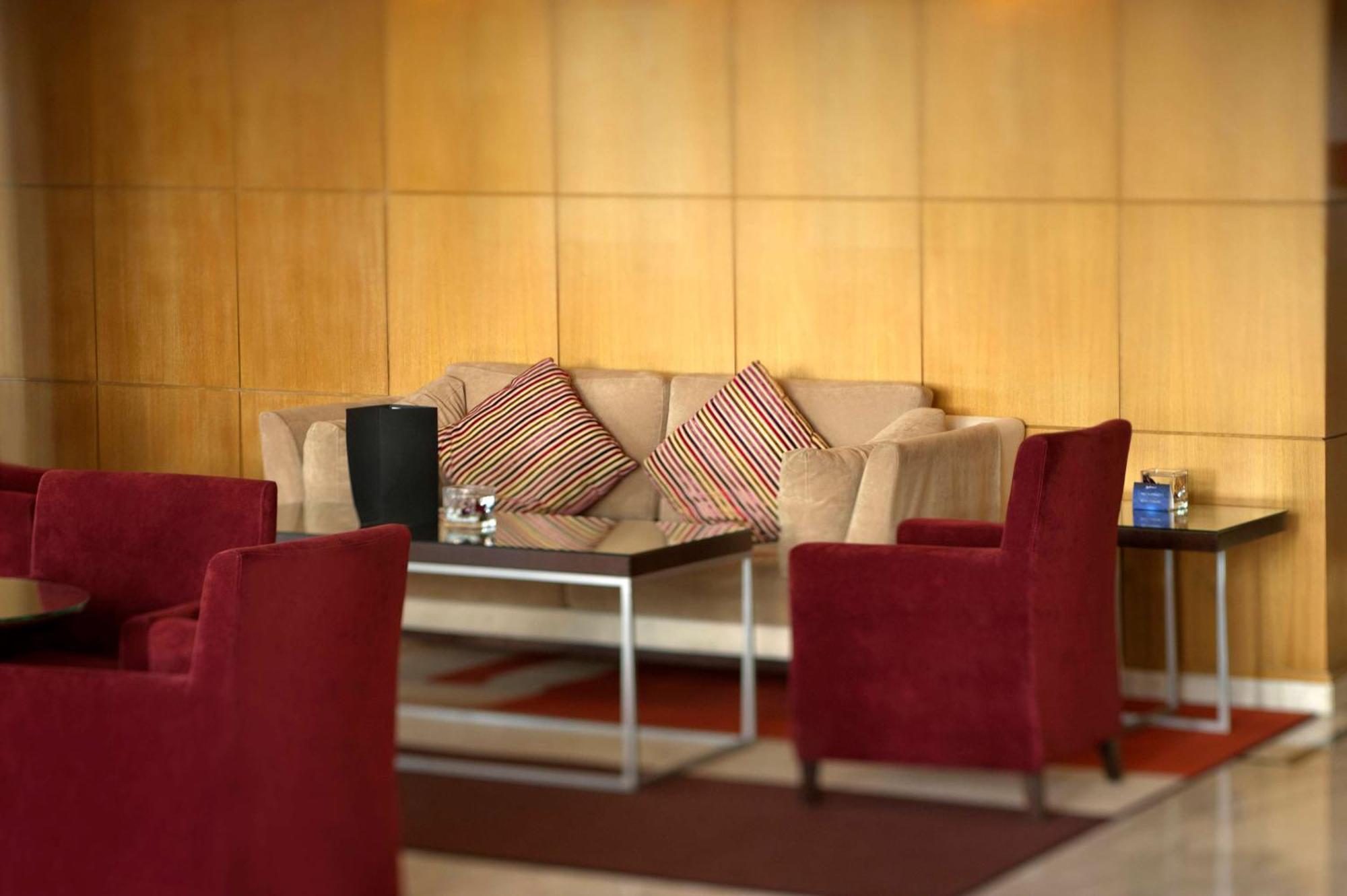 Radisson Blu Martinez Beirut Hotel Bagian luar foto The lounge at the airport