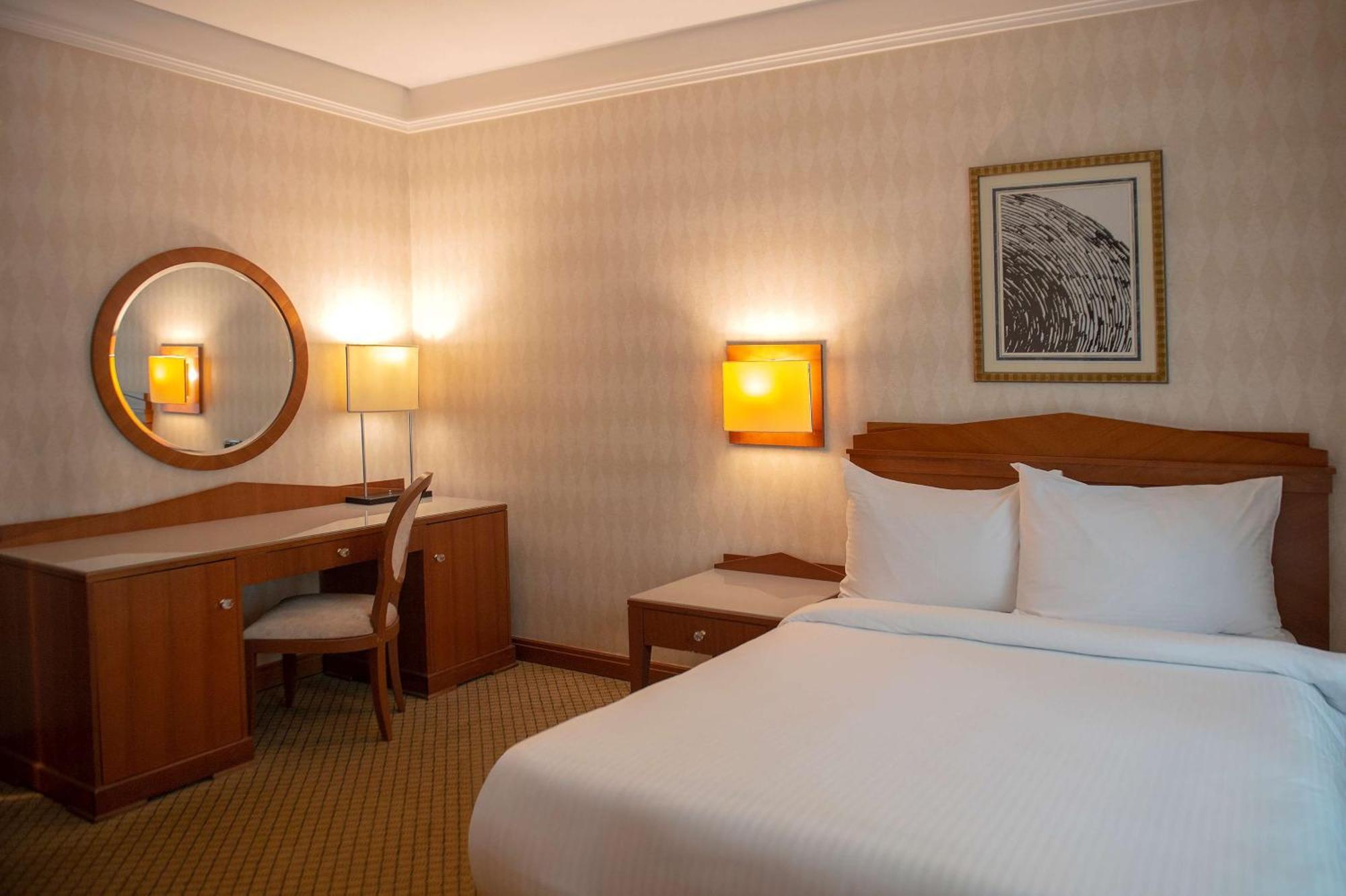 Radisson Blu Martinez Beirut Hotel Bagian luar foto A room at the hotel