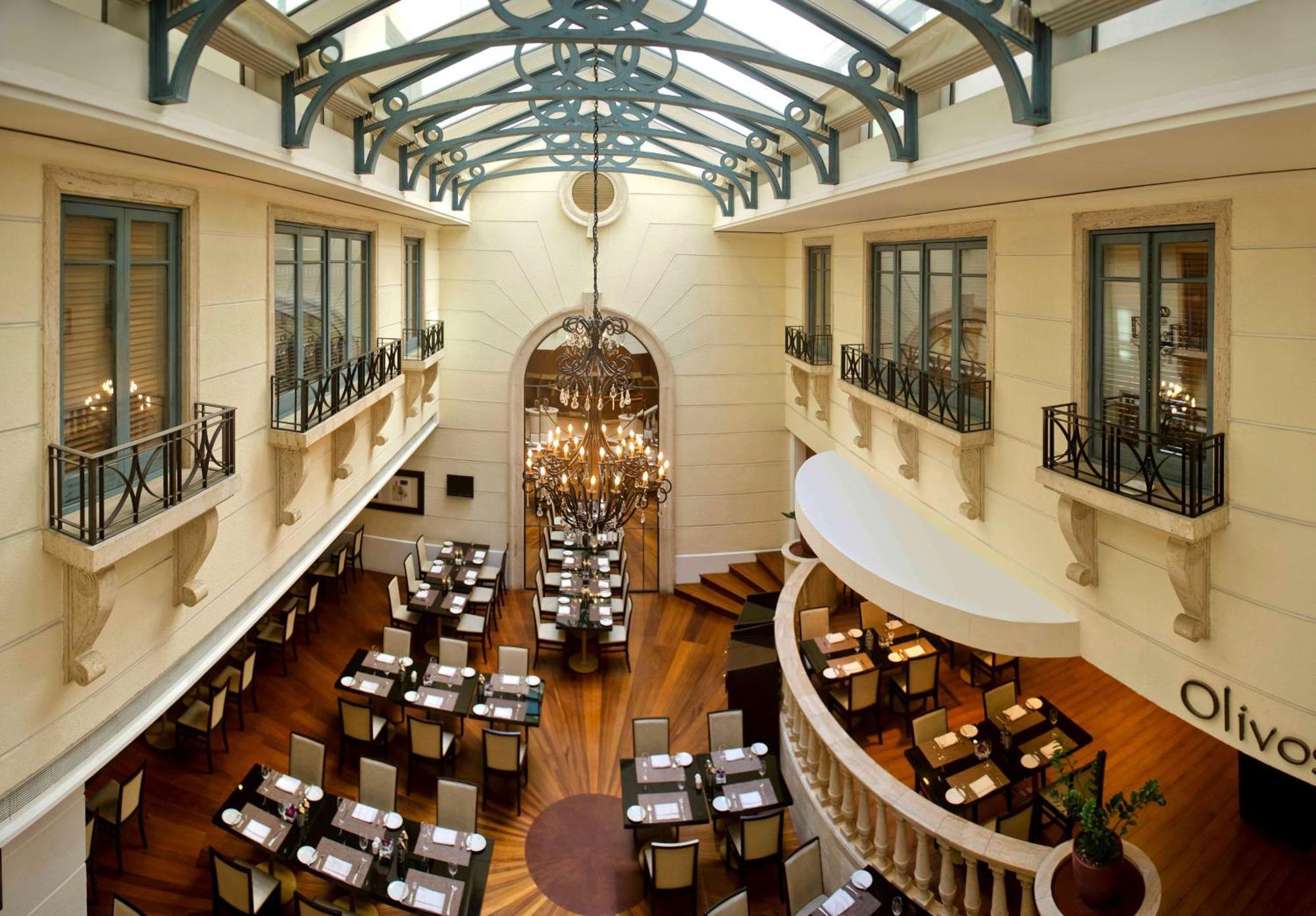Radisson Blu Martinez Beirut Hotel Bagian luar foto The restaurant