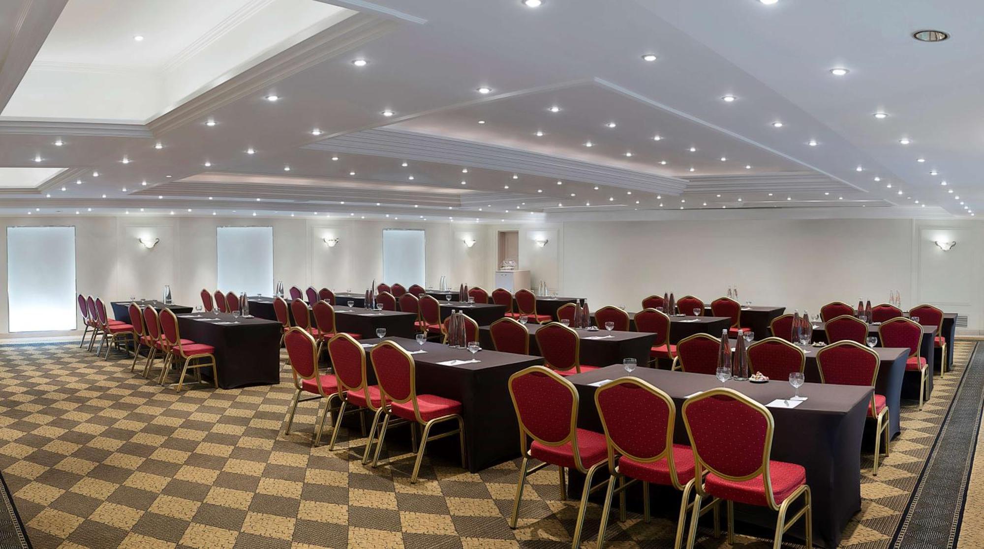 Radisson Blu Martinez Beirut Hotel Bagian luar foto The International Centre