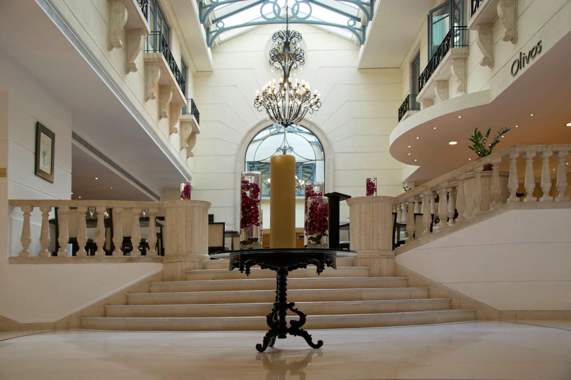 Radisson Blu Martinez Beirut Hotel Bagian luar foto The lobby of the hotel