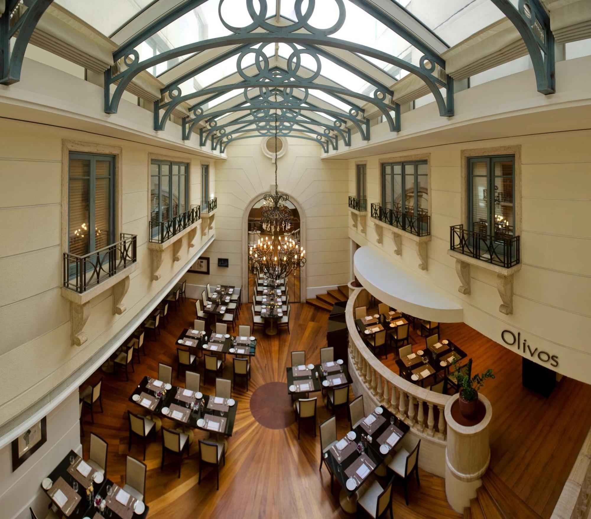 Radisson Blu Martinez Beirut Hotel Bagian luar foto Olivos restaurant