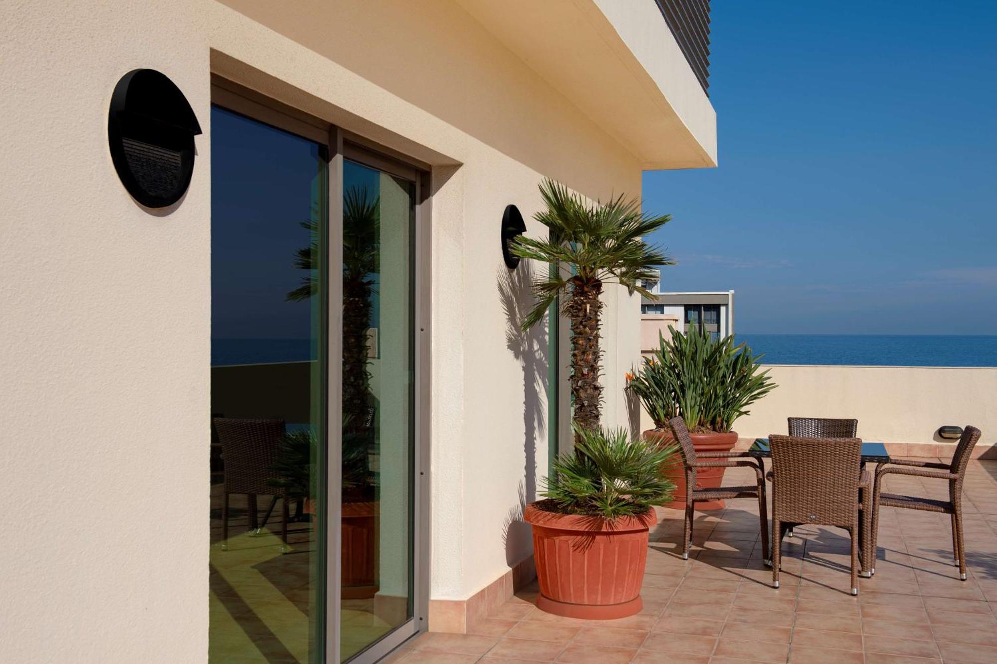 Radisson Blu Martinez Beirut Hotel Bagian luar foto A balcony