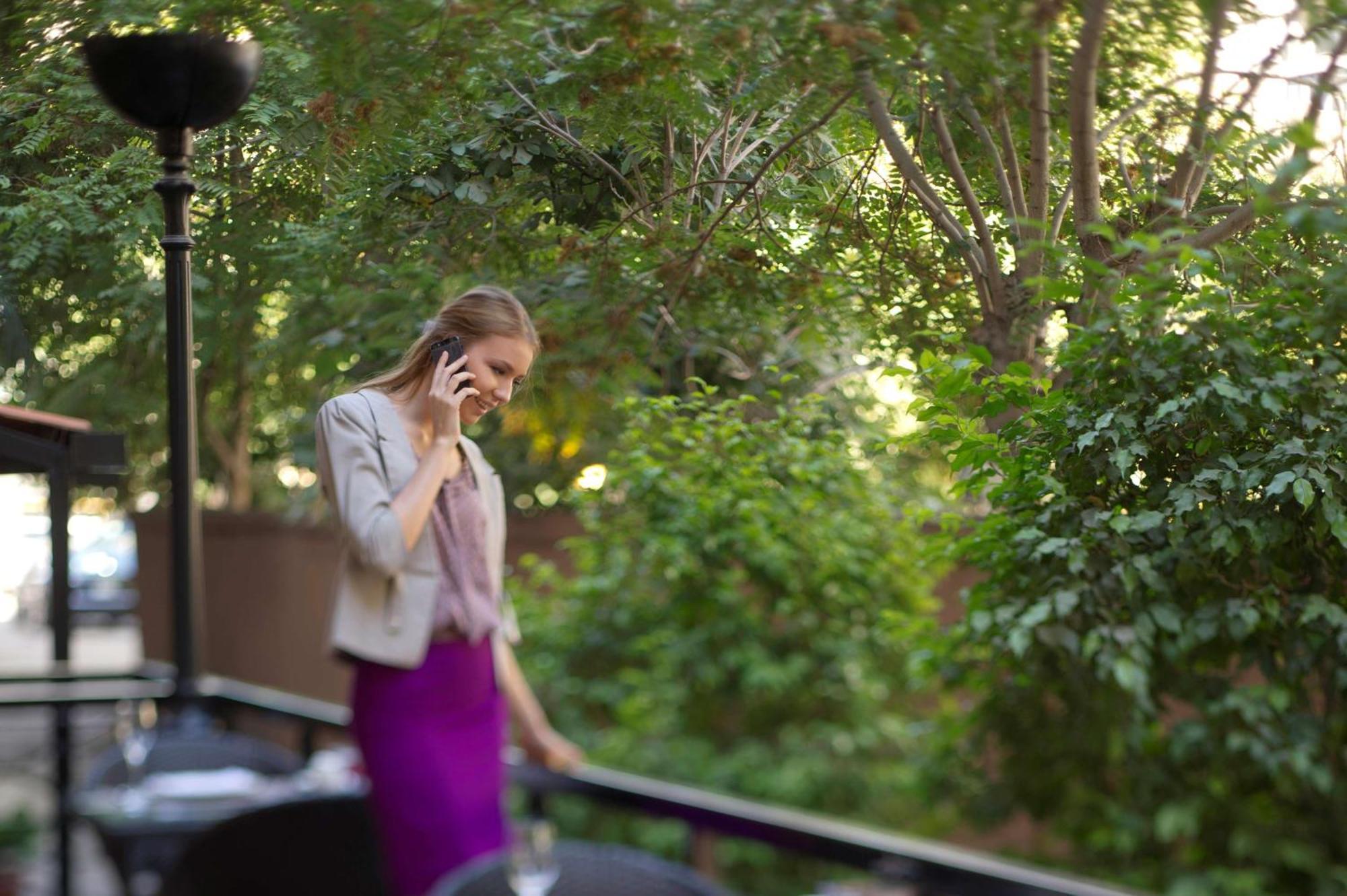 Radisson Blu Martinez Beirut Hotel Bagian luar foto A woman on a mobile phone