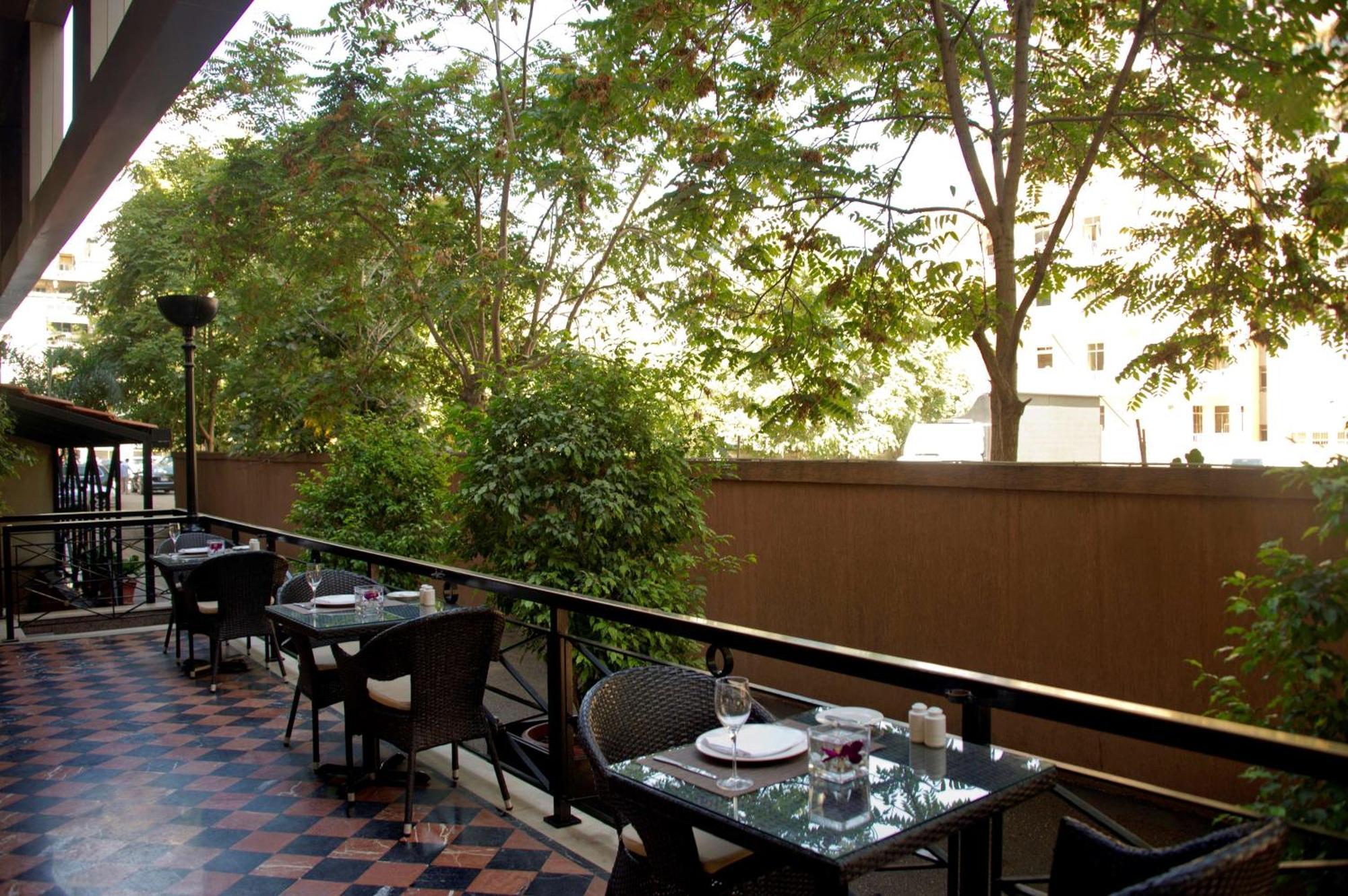 Radisson Blu Martinez Beirut Hotel Bagian luar foto The terrace of the restaurant