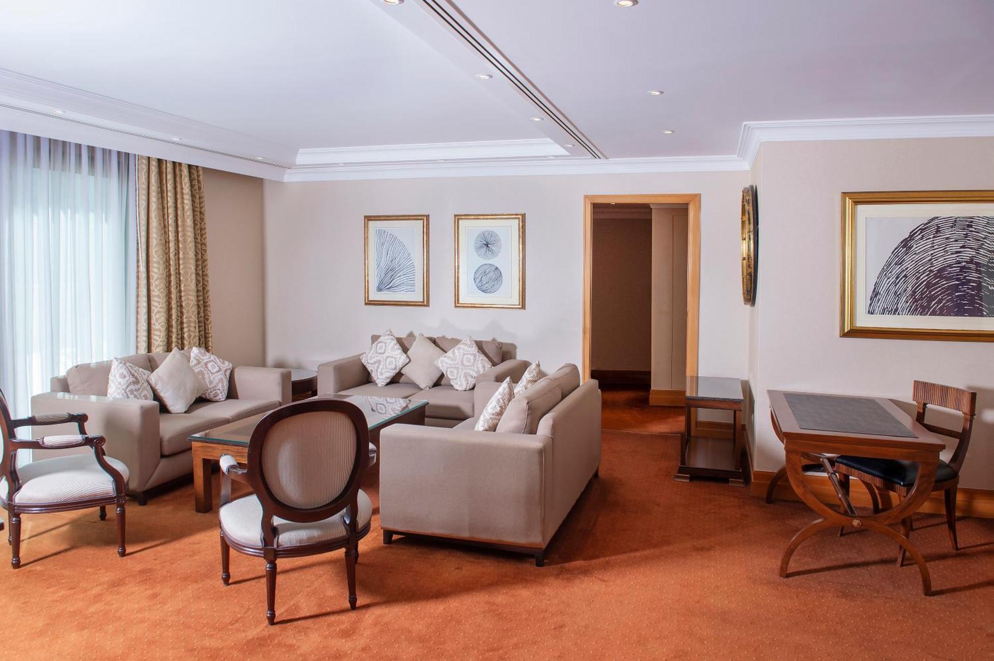 Radisson Blu Martinez Beirut Hotel Bagian luar foto A suite at the InterContinental Hotel, London, Park Lane