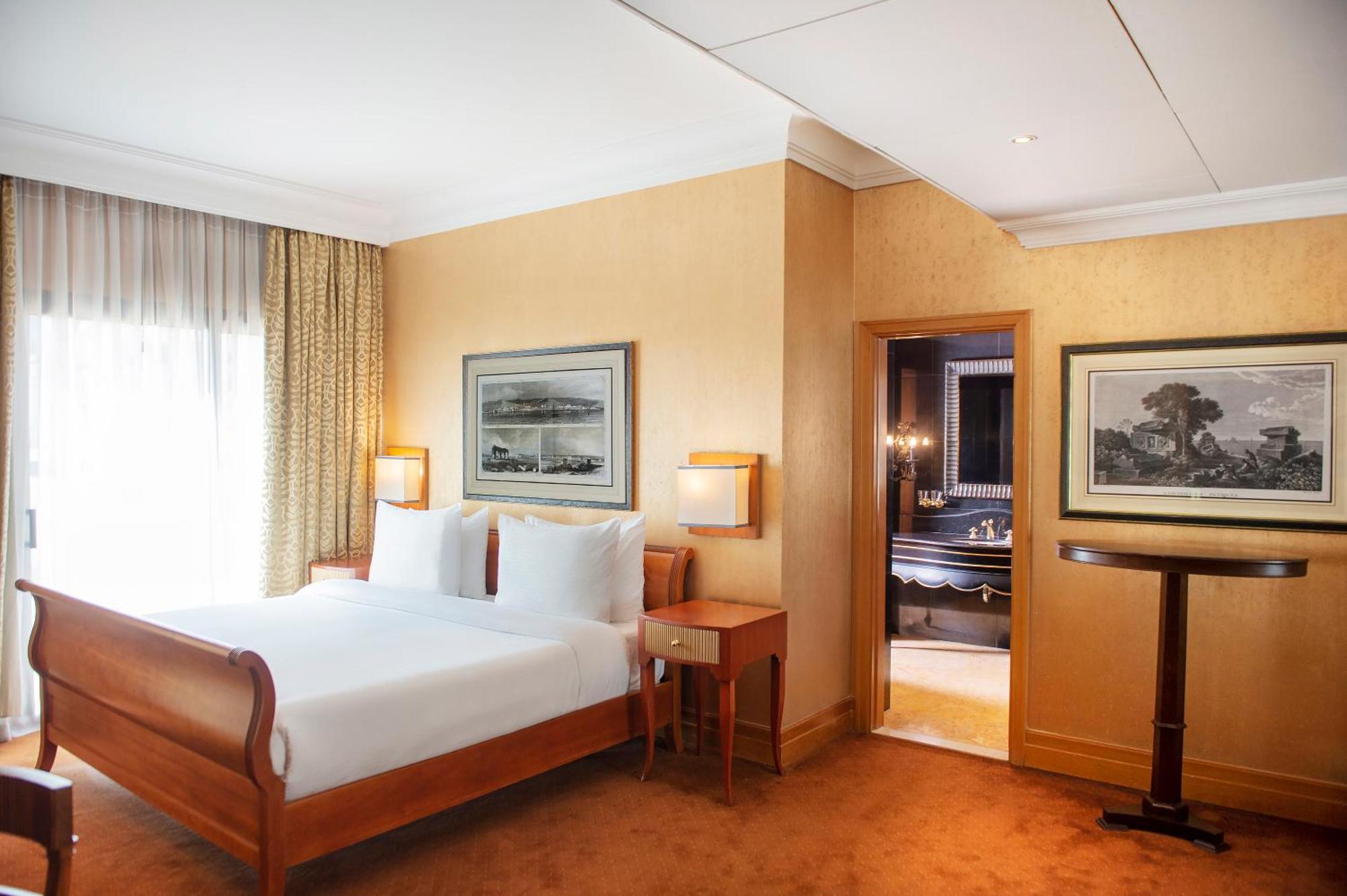 Radisson Blu Martinez Beirut Hotel Bagian luar foto A bedroom at the hotel